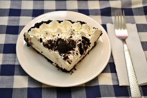 Torta de biscoito de creme chicoteado servida em uma placa branca — Fotografia de Stock