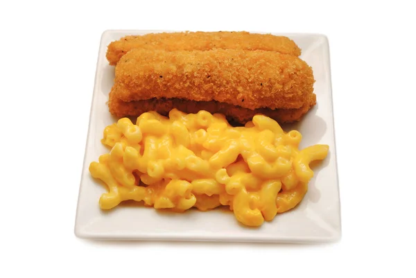 Mac ・ チーズ プレートに添え棒の魚 — ストック写真
