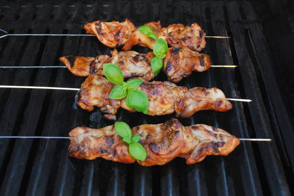 Pollo Teriyaki Kabobs Cucinare su una griglia estiva con basilico fresco — Foto Stock