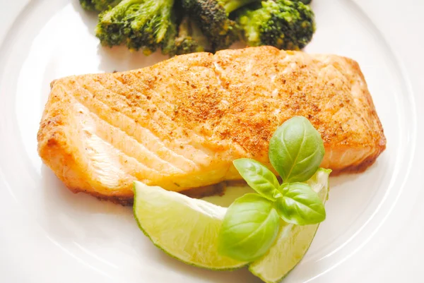 Gourmet Baked Salmon Served with Fresh Basil and Lime Wedges — Stock Photo, Image