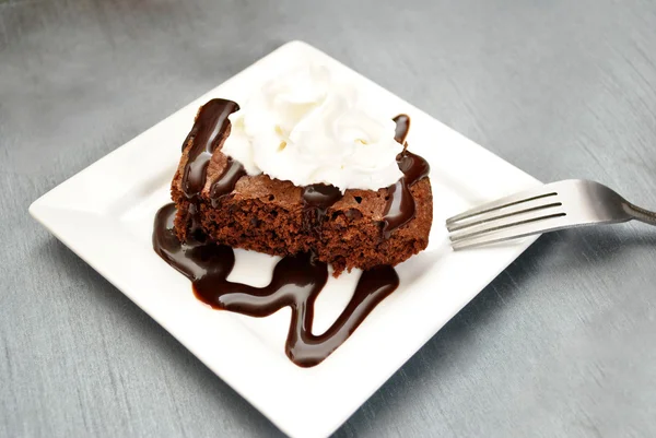 Сладкий десерт с брауни на белой тарелке — стоковое фото