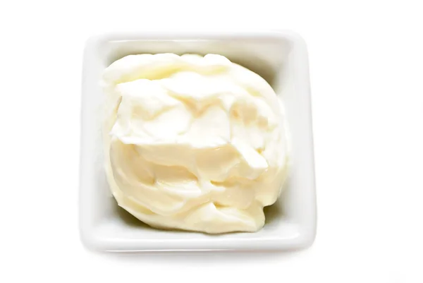 Mayonaise of zure room in een kom wit vierkant — Stockfoto