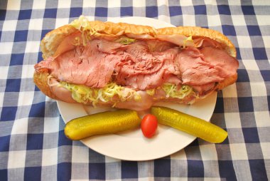 Büyük kıyma turşu ve kiraz domates ile