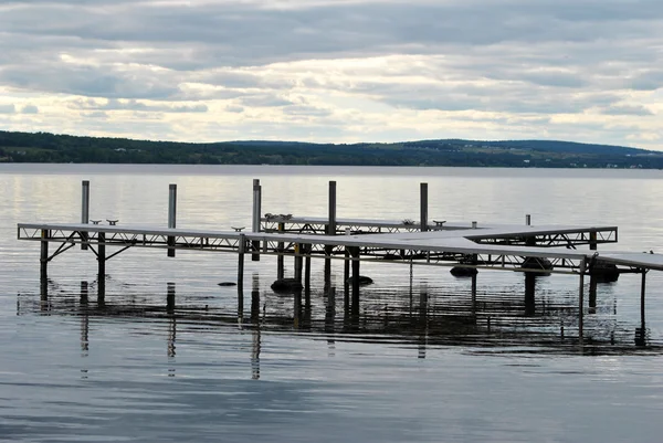 夏の朝、曇りの湖のボートのドック — ストック写真