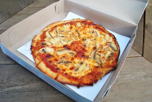 Pizza aux champignons dans une boîte à emporter — Photo