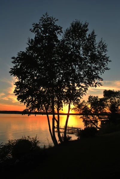 Beautiful Sunset Overlooking a Large Lake — Stock Photo, Image