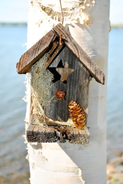 A Handmade Birdhouse Made of Wood with a Lake in the Background — Stock Photo, Image