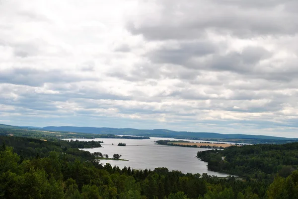 Vacker utsikt från en kulle som tittar ner på en flod — Stockfoto