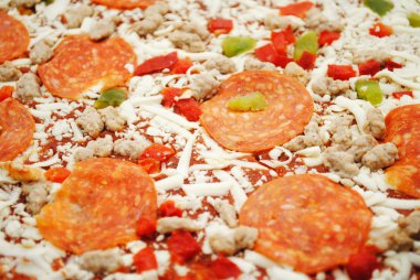 Arka plan bir pizza, sucuklu, peynir ve biber