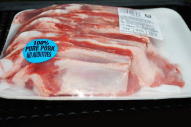 taze domuz riblets bir mağaza paket