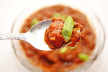 iştah açıcı biber yeşil soğan ile bir kaşığı