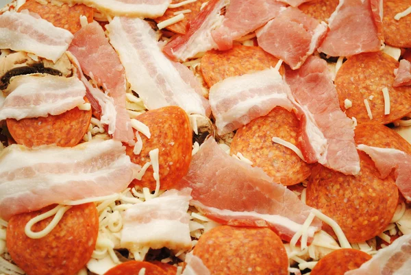 Raw Pepperoni and Bacon Pizza Ready for the Oven — Stock Photo, Image