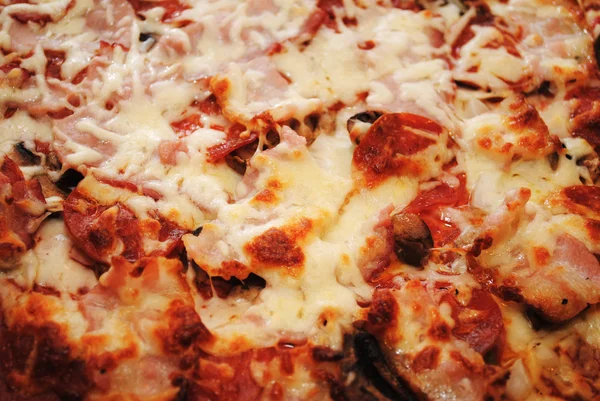 Close Up of a Cooked Bacon and Pepperoni Pizza — Stock Photo, Image