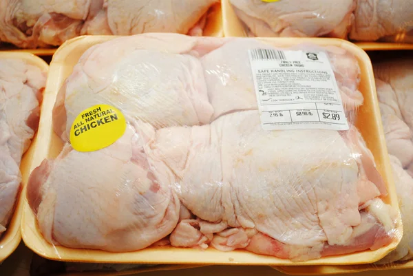 Gros plan des cuisses de poulet cru emballées — Photo