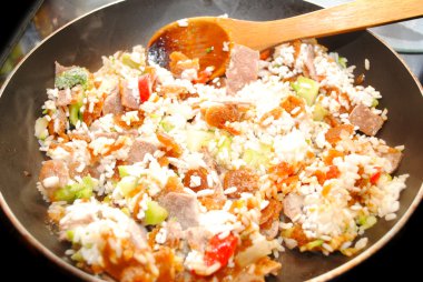 dondurulmuş yemek pilav ve sığır eti