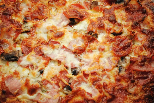 갈색으로 싸구려 고기 피자 파이의 배경 — 스톡 사진