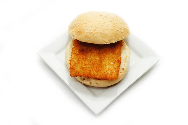 面包屑的鱼三明治配芝麻小圆面包 — 图库照片