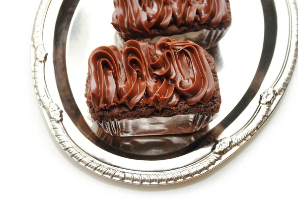 Close up van een berijpte chocoladebrownie op een dienblad Silver — Stok fotoğraf