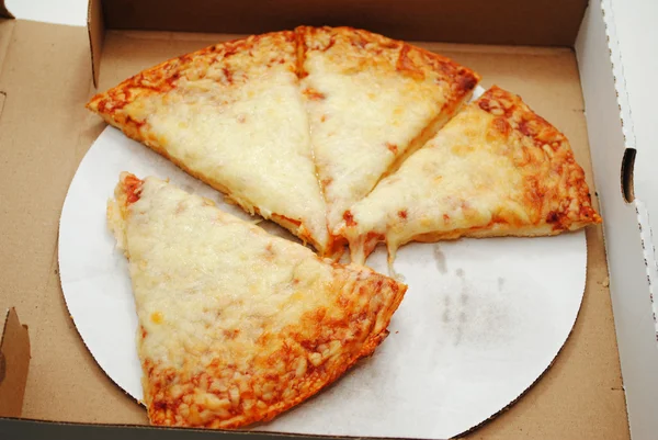 Pizza de queijo em uma caixa de retirada — Fotografia de Stock