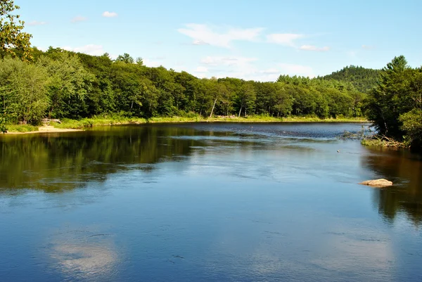 Landet sjön reflektion en klar sommardag — Stockfoto