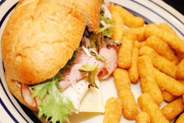 Snack queijo crocante com um sanduíche Deli — Fotografia de Stock