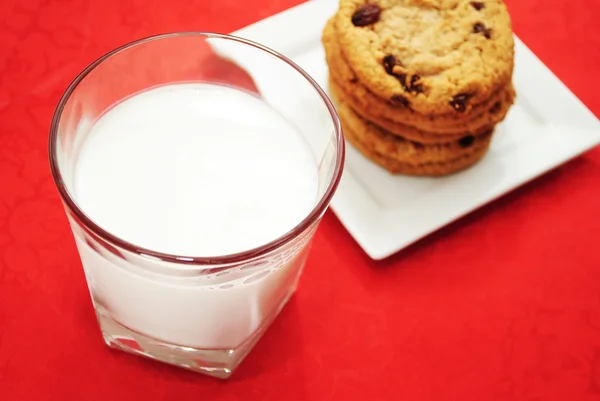 Glas kalte Milch mit Keksen im Hintergrund — Stockfoto