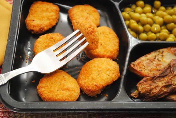 夕食にチキンまたは魚のナゲットのクローズ アップ — ストック写真