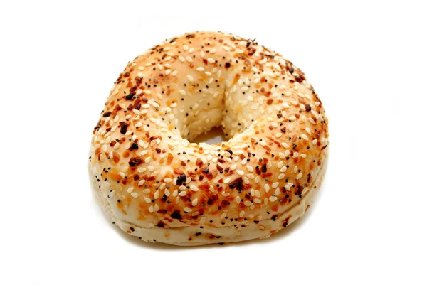 Tutto Bagel isolato su uno sfondo bianco — Foto Stock