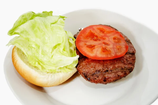 Gegrilde hamburger met verse sla en tomaat — Stockfoto