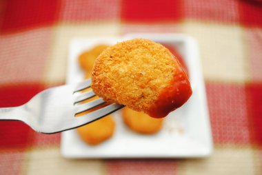 Bir balık ya da tavuk Nugget çatal üzerinden yemek