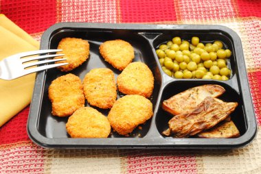 Tavuk veya balık Nugget Micowaved akşam yemeği servis