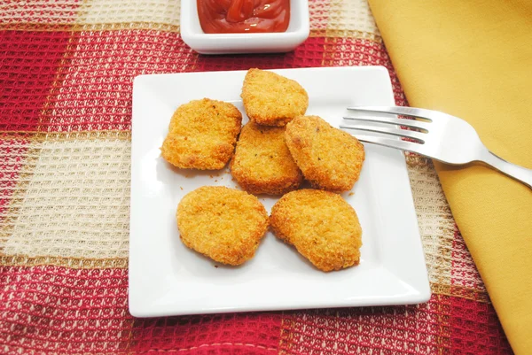Nuggets de pollo o pescado servidos con un condimento —  Fotos de Stock