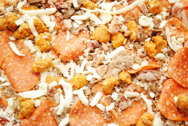 Toppings de carne crua em uma torta de pizza caseira — Fotografia de Stock