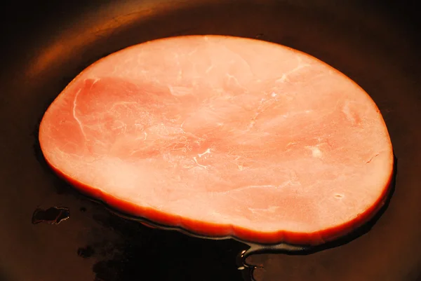 Bife de presunto em uma panela de frigideira — Fotografia de Stock