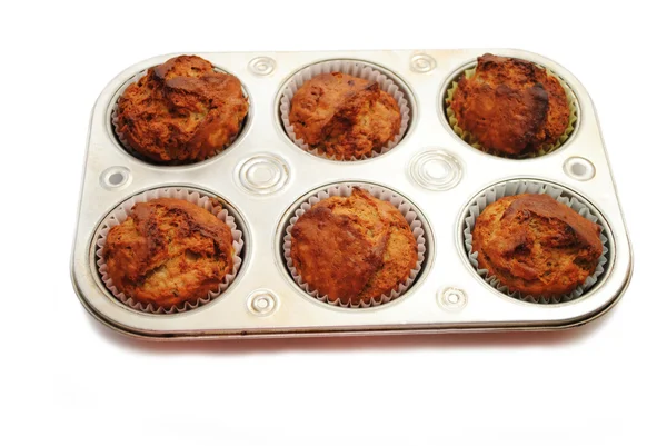 Muffins de banana caseiros esfriando em uma lata de cozimento — Fotografia de Stock