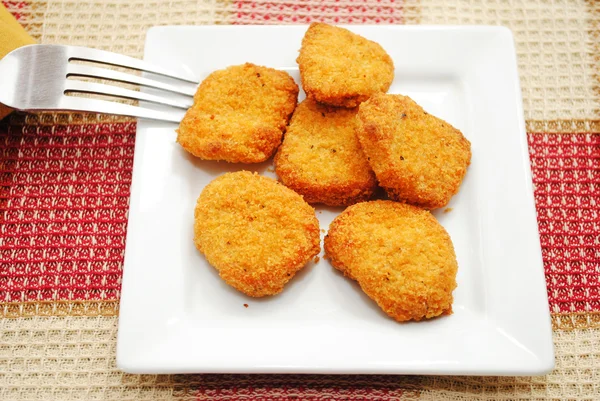 Délicieuses pépites de poulet ou de poisson servies sur une assiette blanche — Photo