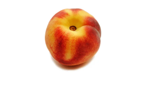 Hele organische Peach geïsoleerd op een witte achtergrond — Stockfoto