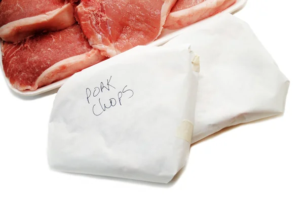 Dondurucu kağıda sarılmış domuz pirzolası