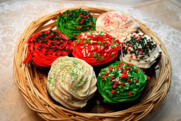 Καλάθι με cupcakes χριστουγεννιάτικα — Φωτογραφία Αρχείου