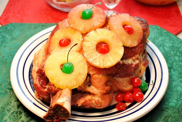 Hombro de cerdo con piñas y cerezas — Foto de Stock