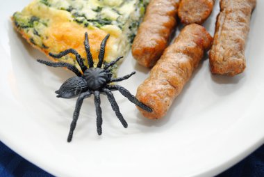 Hallowwen kahvaltı bir oyuncak örümcek ile servis