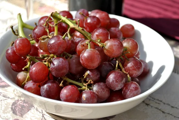 Uvas vermelhas em uma tigela — Fotografia de Stock