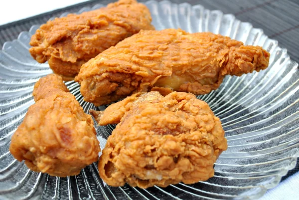 Plaat van gebakken kip — Stockfoto