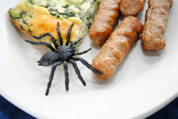 Hallowwen kahvaltı bir oyuncak örümcek ile servis — Stok fotoğraf