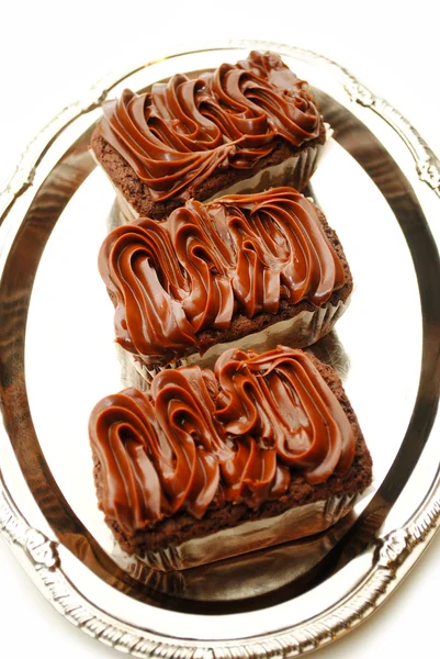 Gros plan de trois brownies sur un plateau d'argent — Photo
