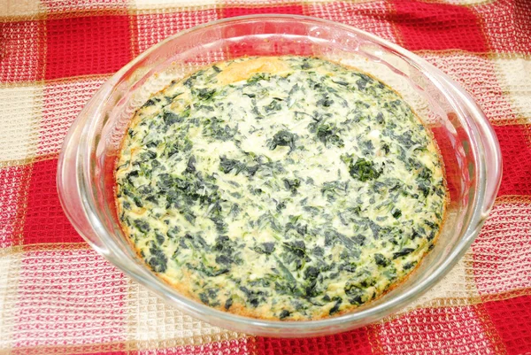 Quiche de ovo crustlass com espinafre em um prato de torta — Fotografia de Stock