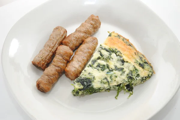 Links de salsicha de pequeno-almoço servido com espinafre Quiche — Fotografia de Stock