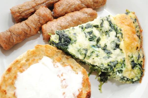 Lezzetli bir Brunch Quiche, kızarmış ekmek ve sosis close-Up — Stok fotoğraf