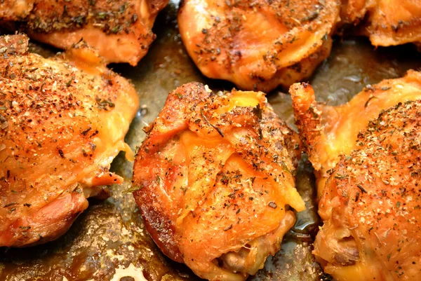 Segar Panggang Chicken Thighs dalam Pan — Stok Foto