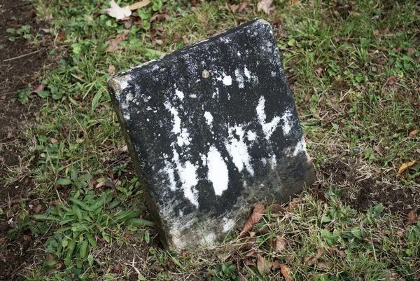 Uma pedra de sepultura velha em um cemitério histórico — Fotografia de Stock